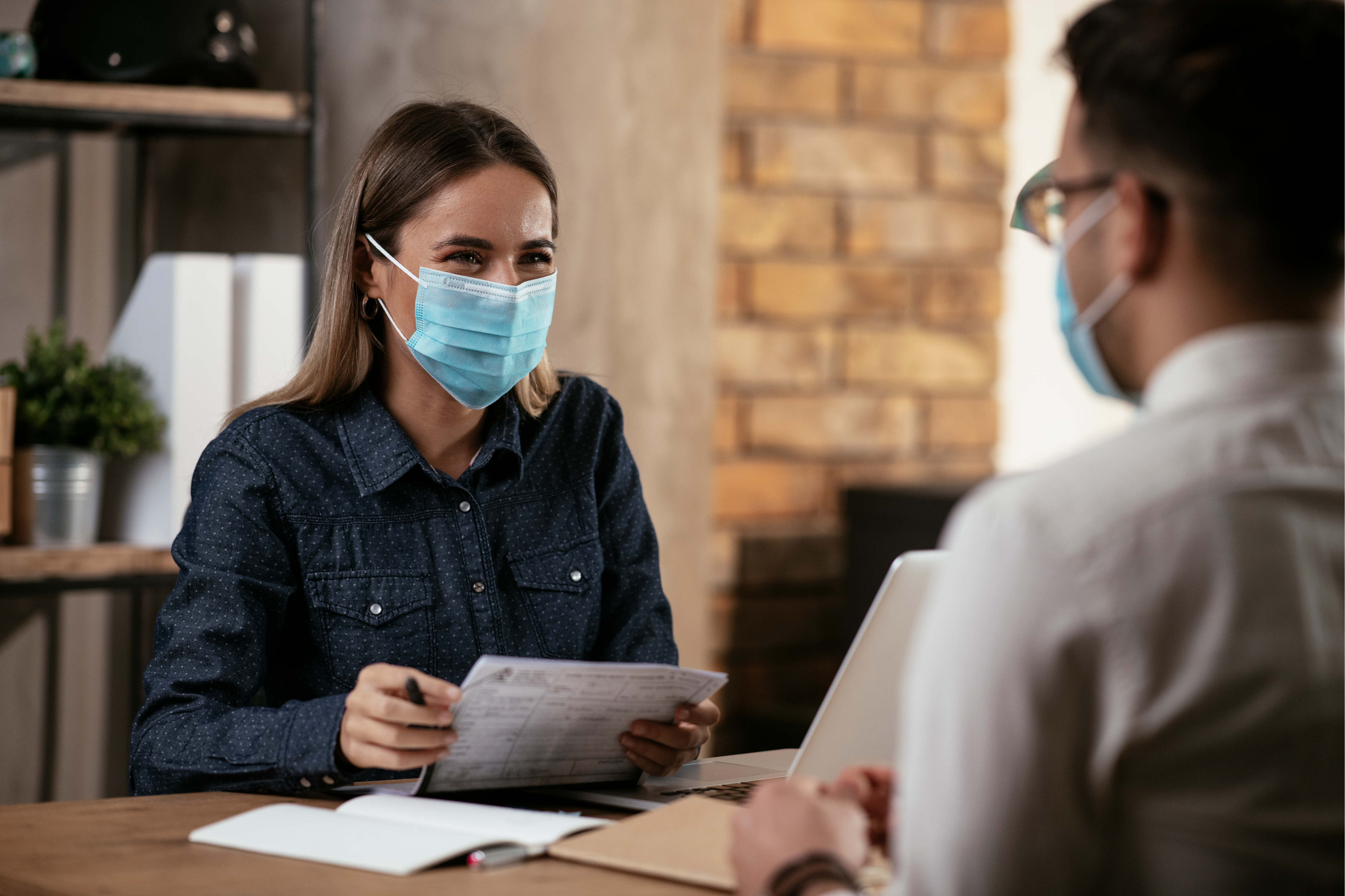 Facemask employee talking to manager (1)